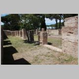 1085 ostia - regio v - insula vii - sede degli augustali (v,vii,1-2) - porticus (westseite) - blick von sueden - 2017.jpg
